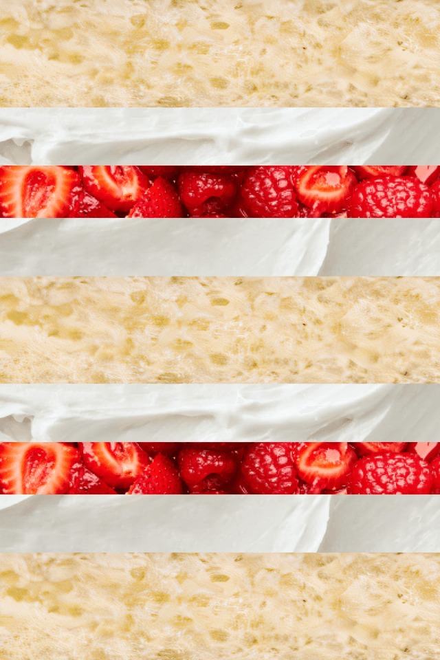 Ванільний бісквіт, полуничне конфі, крем-чіз