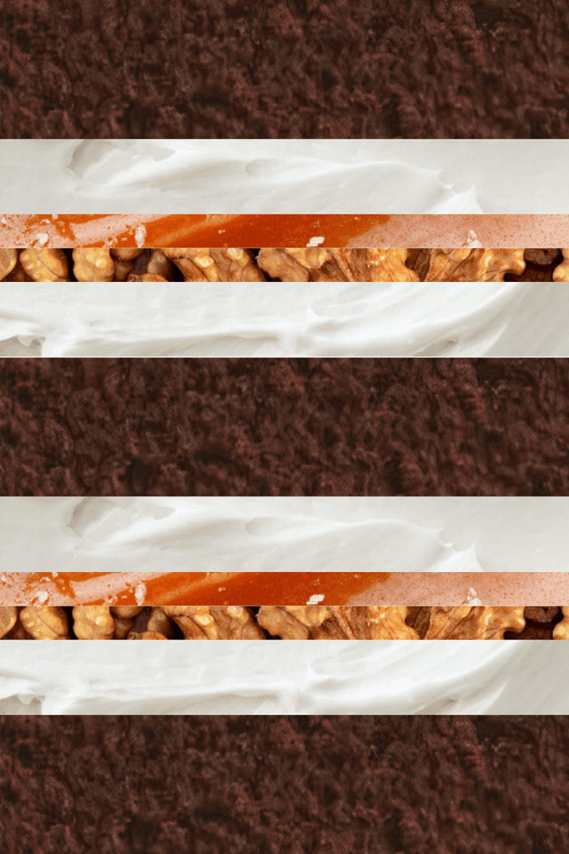 Шоколадний бісквіт, солона карамель, горіхи, крем-чіз